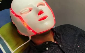 Rejuvenecimiento facial con máscara led 